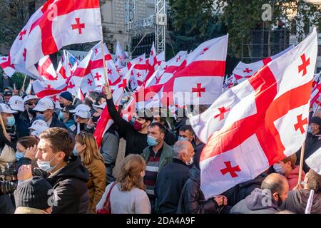 Tiflis, Georgien - 08. November, 2020: Demonstration des Protests gegen Bidzina Ivanishzhili auf Rustaveli Avenue Stockfoto