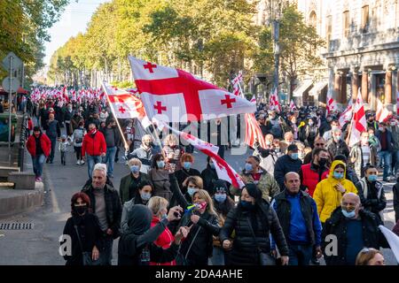 Tiflis, Georgien - 08. November, 2020: Demonstration des Protests gegen Bidzina Ivanishzhili auf Rustaveli Avenue Stockfoto