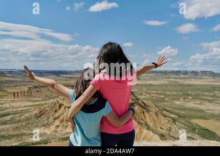 Kleine Schwestern im Blickpunkt beobachten einen Wüstenberg im Nationalpark Bardenas Reales in Navarra, Spanien. Reisekonzept Stockfoto