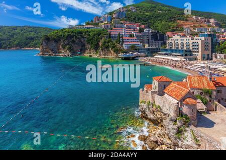 Gebäude an der Küste von Budva, Blick von der Zitadelle. Montenegro