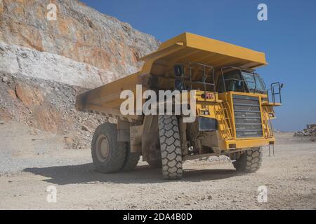 Bergbautraktor arbeitet im Tagebau Stockfoto