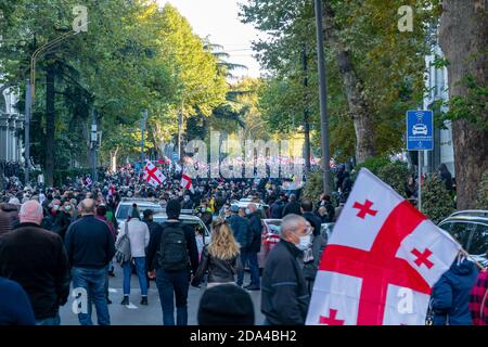 Tiflis, Georgien - 08. November, 2020: Demonstration des Protests gegen Bidzina Ivanishzhili auf Rustaveli Avenue Stockfoto