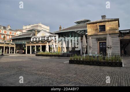 Außenansicht eines geschlossenen und leeren Covent Garden Market, London während der zweiten landesweiten Sperre in England. Stockfoto