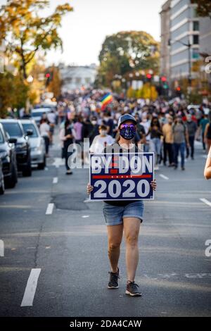 Biden Anhänger feiern seinen Sieg vor dem Weißen Haus am 7. November. Stockfoto