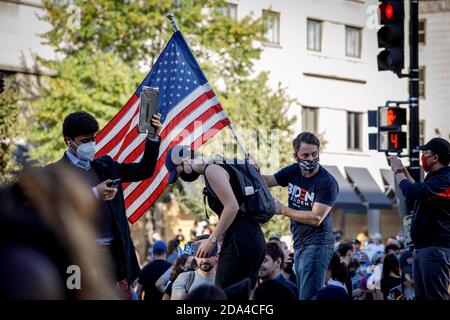 Biden Anhänger feiern seinen Sieg vor dem Weißen Haus am 7. November. Stockfoto