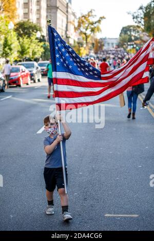 Biden Anhänger feiern seinen Sieg vor dem Weißen Haus am 7. November. Stockfoto