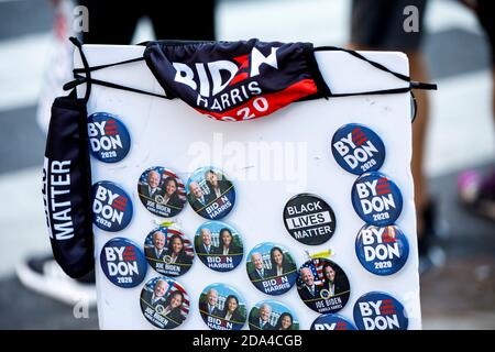 Biden Kampagne Sieg Tasten zum Verkauf in Washington DC am 7. November. Stockfoto