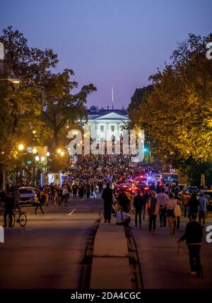 Biden Anhänger feiern seinen Sieg vor dem Weißen Haus am 7. November. Stockfoto