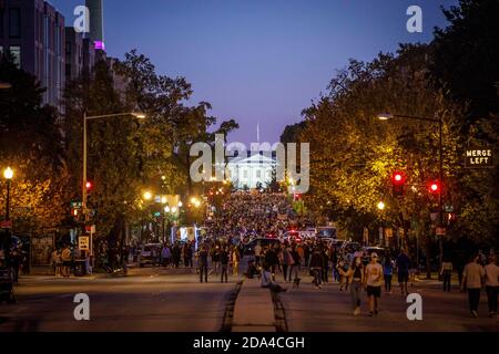 Biden Anhänger feiern seinen Sieg vor dem Weißen Haus am 7. November. Stockfoto