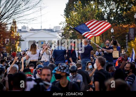 Biden Anhänger feiern seinen Sieg vor dem Weißen Haus am 7. November. Stockfoto