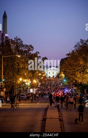 Biden Anhänger feiern seinen Sieg vor dem Weißen Haus am 7. November. Stockfoto