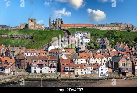 Whitby Abbey von der anderen Seite des Hafens aufgenommen in Whitby, Yorkshire, Großbritannien am 21. Mai 2018 Stockfoto