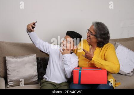 Glückliche Momente mit Oma, indische/asiatische ältere Dame verbringen Zeit mit ihrem Enkel Selfie. Stockfoto