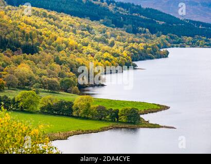 Blick über Loch Tummel von Queen's View mit Herbstbaumfarbe, Perthshire, Schottland, Großbritannien Stockfoto