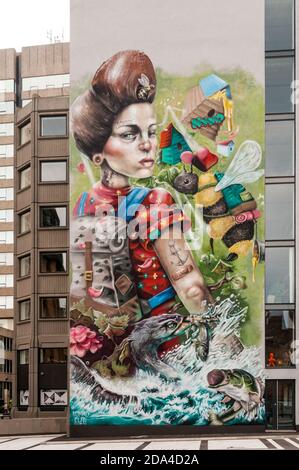 Eine Auftragsarbeit der Nomad Clan Gruppe von Straßenkünstlerinnen auf dem Tempest Building in Liverpool. Stockfoto