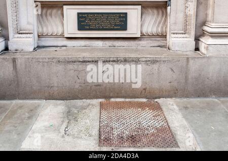 Plakette über der Luke in der ehemaligen Martins Bank, Liverpool, erinnert an die Lagerung von Gold Reserve während des Zweiten Weltkriegs. Details in Beschreibung. Stockfoto