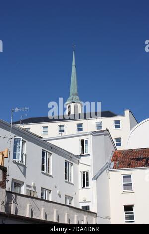 Kanalinseln. Guernsey. St. Peter Port. Notre Dame du Rosaire. Die katholische Kirche auf dem Hügel in Burnt Lane mit anderen Gebäuden in der Nähe. Stockfoto
