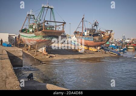 Essaouira, Marokko August 2007. Mehrere Fischerboote sind während der Reparatur in der Werft der Stadt gestrandet. Stockfoto