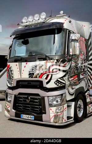 Nahaufnahme von Renault Trucks T High Tattoo aus Frankreich auf Power Truck Show 2018. Alaharma, Finnland. 10. August 2018. Stockfoto