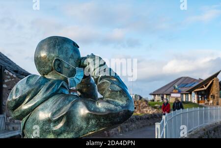 Lebensgroße Bronzeskulptur von Kenny Hunter genannt der Beobachter trägt eine Gesichtsmaske im Scottish Seabird Centre North Berwick, East Lothian, Schottland, Großbritannien Stockfoto