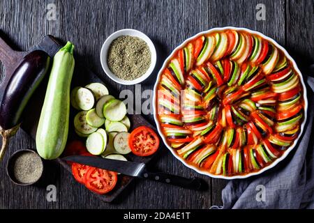 Ratatouille, Gemüseeintopf aus geschnittenen Auberginen, Zucchini, Tomate, französische Küche, horizontale Ansicht von oben, flaches Lay Stockfoto