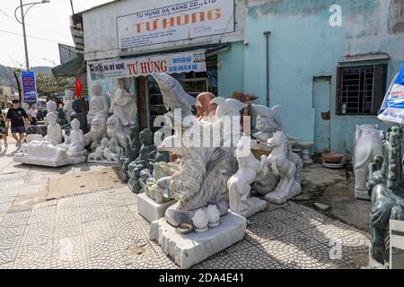 Marmorschnitzereien einschließlich Buddhas zum Verkauf in den Marmorbergen, Da Nang, Vietnam, Asien Stockfoto