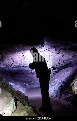 Uftrungen, Deutschland. Oktober 2020. Bernd Ohlendorf vom Landesreferenzzentrum für Fledermausschutz Sachsen-Anhalt sucht Fledermäuse in der Heimkehle. Quelle: Klaus-Dietmar Gabbert/dpa-Zentralbild/ZB/dpa/Alamy Live News Stockfoto
