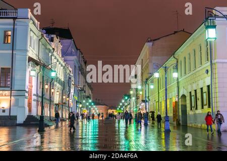 Moskau, Russland – 10. November 2017. Blick auf Kamergersky Lane in der Innenstadt von Moskau. Blick nach Regen am Abend, mit Menschen. Stockfoto