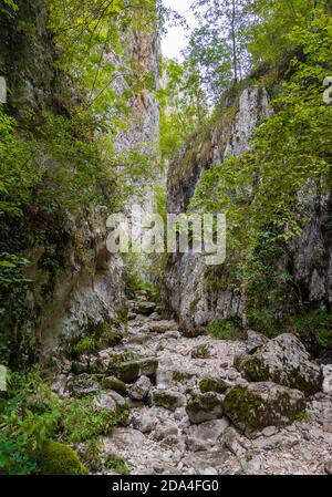 Gole di Celano (Italien) - EINE naturalistische wilde Attraktion für Wanderer im Naturpark Sirente-Velino, Region Abruzzen, Gemeinde von Aielli und Celano Stockfoto