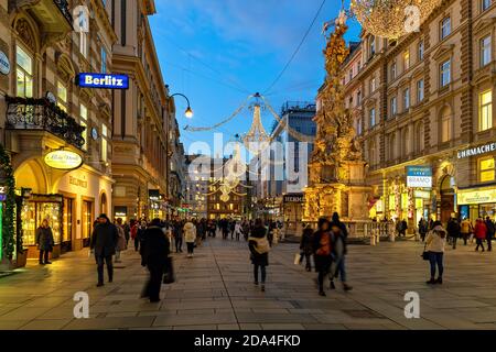 Menschen gehen auf der Abendgrabenstraße - eine der berühmtesten Straßen in Wien, Österreich. Stockfoto