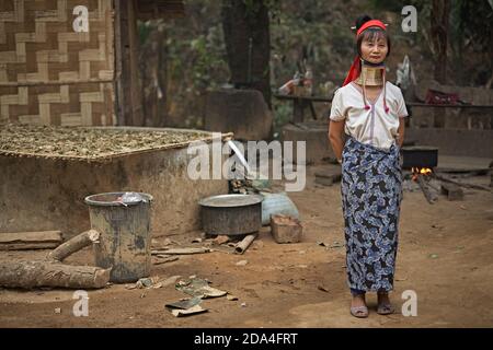 Mae Hong Son, Thailand, März 2012. Karen Frau vor ihrem Haus. Diese Leute sind bekannt als langhalsige Frauen wegen der Metallspirale, die sie wir Stockfoto