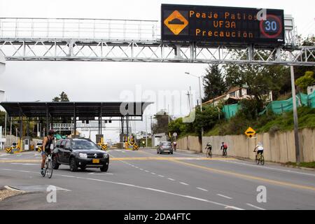 LA CALERA KOLUMBIEN - OKTOBER, 2020: Blick auf Los Patios Maut auf der Straße zwischen Bogota und La Calera in Kolumbien Stockfoto