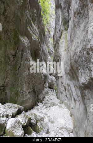 Gole di Celano (Italien) - EINE naturalistische wilde Attraktion für Wanderer im Naturpark Sirente-Velino, Region Abruzzen, Gemeinde von Aielli und Celano Stockfoto