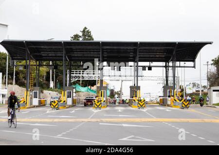 LA CALERA KOLUMBIEN - OKTOBER, 2020: Blick auf Los Patios Maut auf der Straße zwischen Bogota und La Calera in Kolumbien Stockfoto