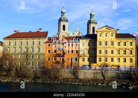 Das Innufer und der St. Jakob-Dom in Innsbruck, Österreich Stockfoto