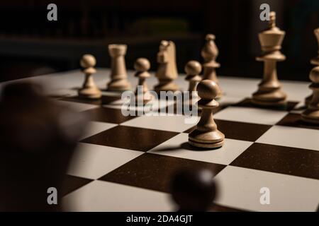 Bauer auf einem Schachbrett des Objekts, das auf dem schießt Board sind Zahlen Stockfoto