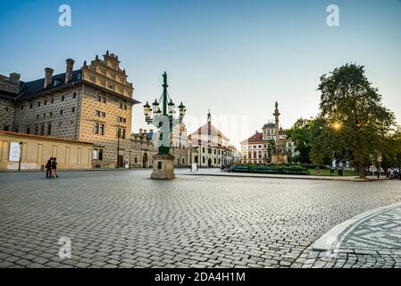Prag, Tschechische republik - 19. September 2020. Hradcanske namesti Platz ohne Menschen während Reisebeschränkungen - Schwarzenberg Palace Stockfoto