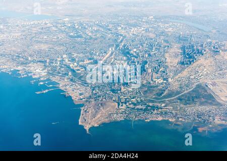 Luftaufnahme über die Bezirke von Baku, Aserbaidschan, Zigh, Khatai, Gunashli, Ahmadli, Hazi Aslanov und Karachukur. Stockfoto