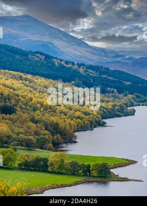 Blick über Loch Tummel und Schiehallion Berg von Queen's View mit Herbstbaumfarbe, Perthshire, Schottland, Großbritannien Stockfoto