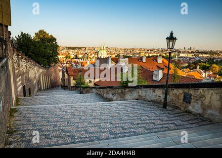 Prag, Tschechische republik - 19. September 2020. Leere Treppen zur Prager Burg ohne Touristen während der covid Pandemie Stockfoto