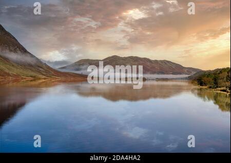 Blick über Crummock Water im Lake District auf der Suche nach niedrigen fiel. Eine Bank von Nebel liegt im oberen Teil des Sees Stockfoto