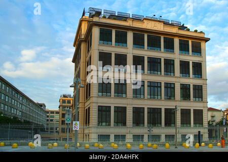 Turin, Piemont/Italien-10/29/2015-die Fassade des Lingotto-Gebäudes, historisches Geschäftsviertel der Fiat-Industrie in Turin. Stockfoto