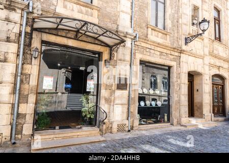 Baku, Aserbaidschan – 4. Juli 2020. Außenansicht des Zentrums für zeitgenössische Kunst in der Boyuk Qala Straße in der Icheri Sheher Altstadt von Baku. Stockfoto