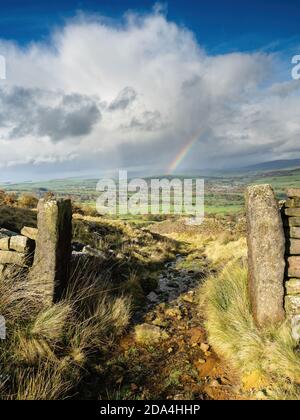 Trockenmauern mit Blick auf Wharfedale. Ilkley Moor. Yorkshire Stockfoto