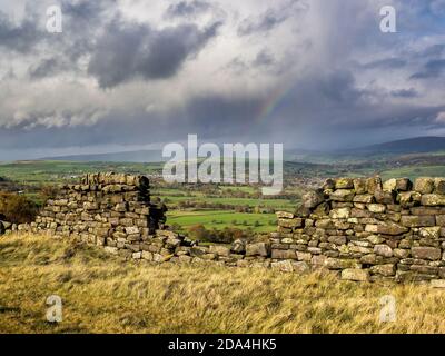 Trockenmauern mit Blick auf Wharfedale. Ilkley Moor. Yorkshire Stockfoto