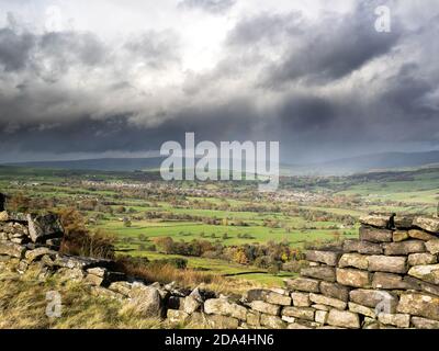 Trockenmauern mit Blick auf Wharfedale. Ilkley Moor. Yorkshire Stockfoto