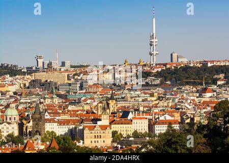 Prag, Tschechische republik - 19. September 2020. Panorama der Hauptstadt mit Hauptdominant des Zizkov-Turms und der Karlsbrücke Stockfoto