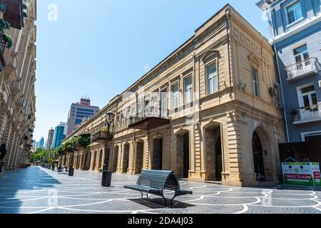 Baku, Aserbaidschan – 5. Juli 2020. Blick auf ein historisches Gebäude in der Fußgängerzone Nizami Straße in der Innenstadt von Baku. Ansicht mit Gewerbeimmobilien, ohne pe Stockfoto