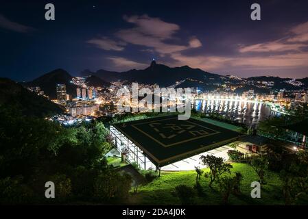 Nachtansicht des Botafogo Distrikts und der Berge in Rio de Janeiro, Brasilien Stockfoto