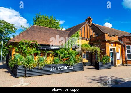 Außenansicht von La Concha Bar and Restaurant neben dem Letchworth Garden City National Rail Bahnhof, Hertfordshire, Großbritannien Stockfoto